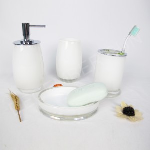 Set d'accessoires de salle de bain en verre blanc